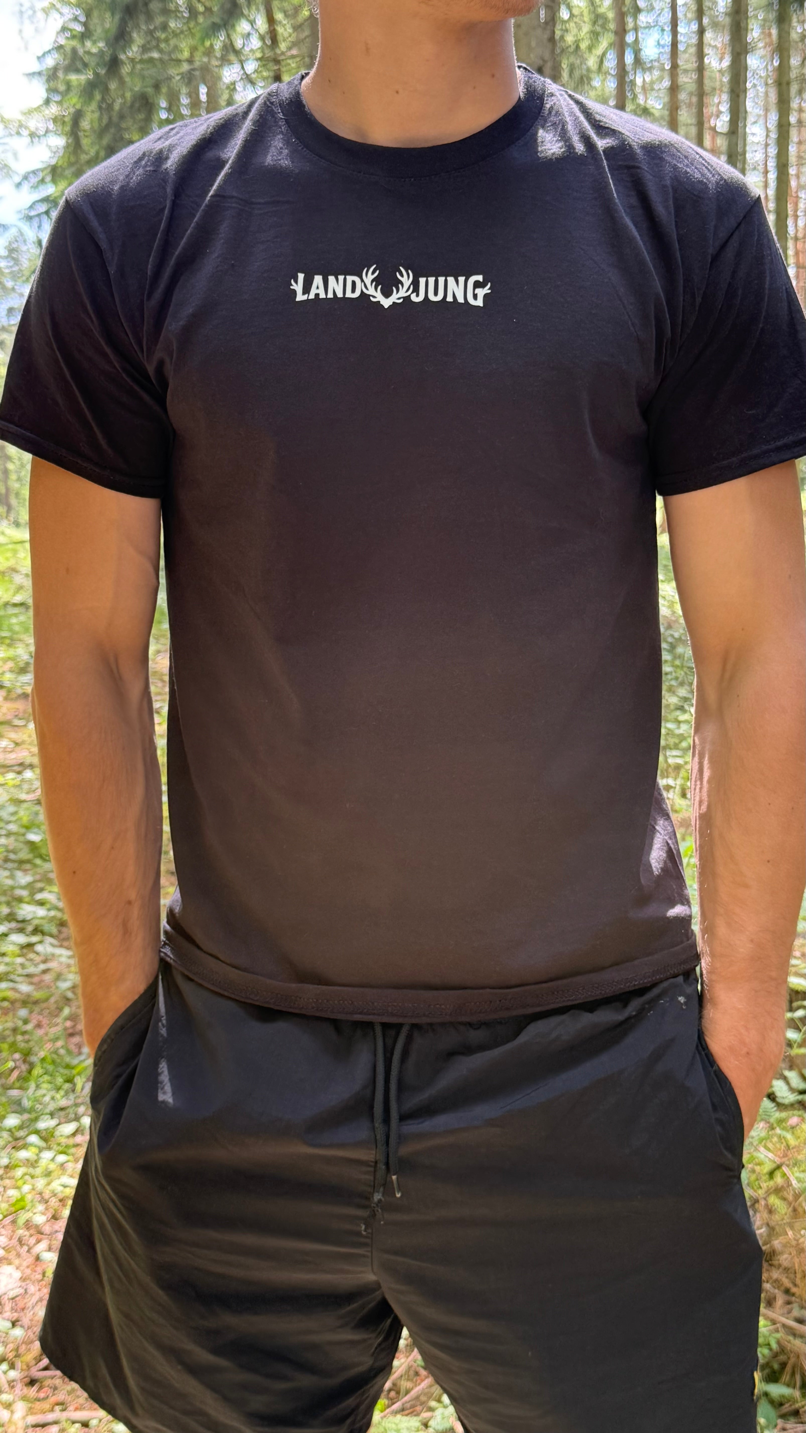 LandJung T-Shirt Schwarz – Essential Brustlogo