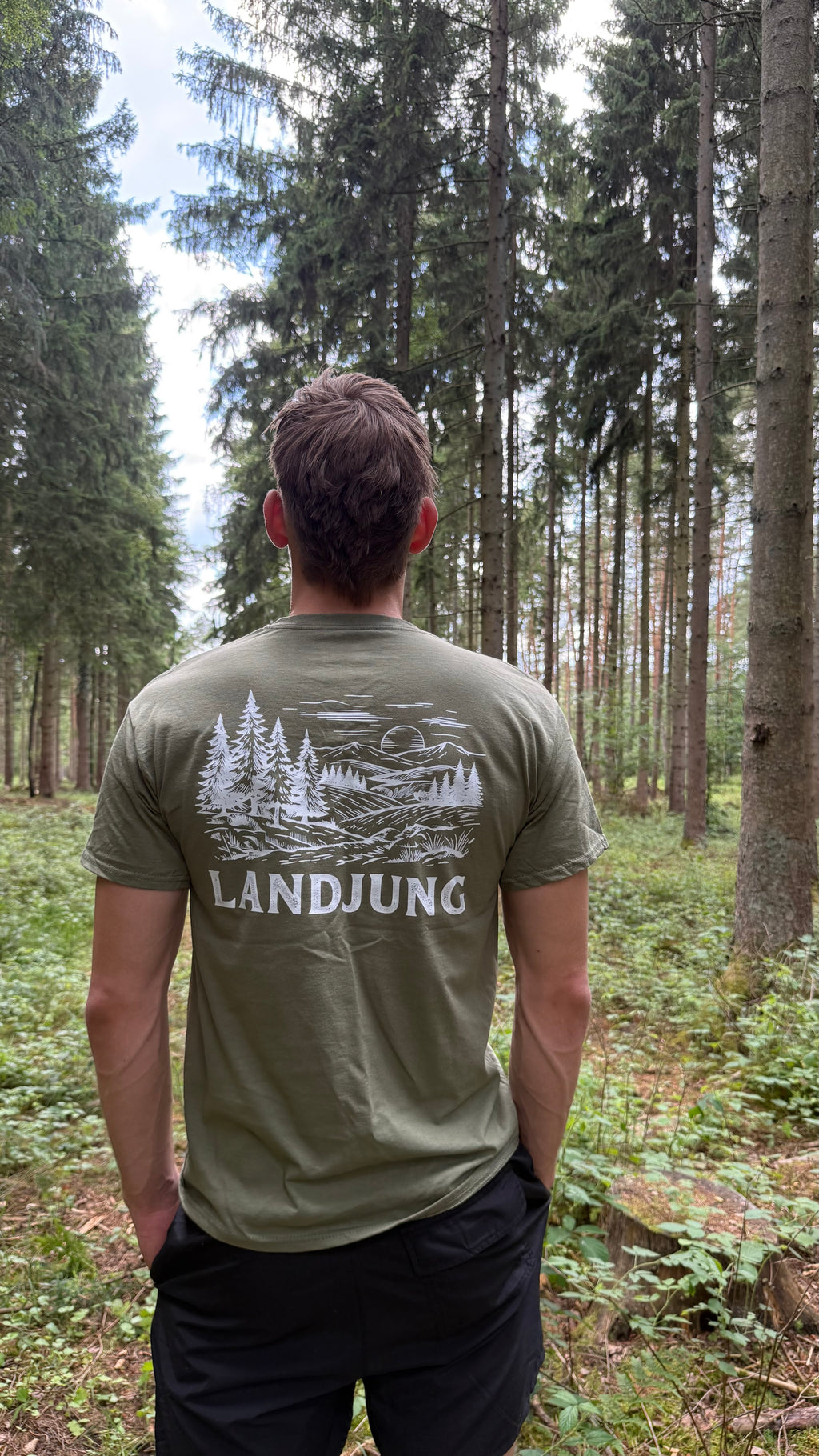 LandJung T-Shirt Oliv – FOREST BACKPRINT