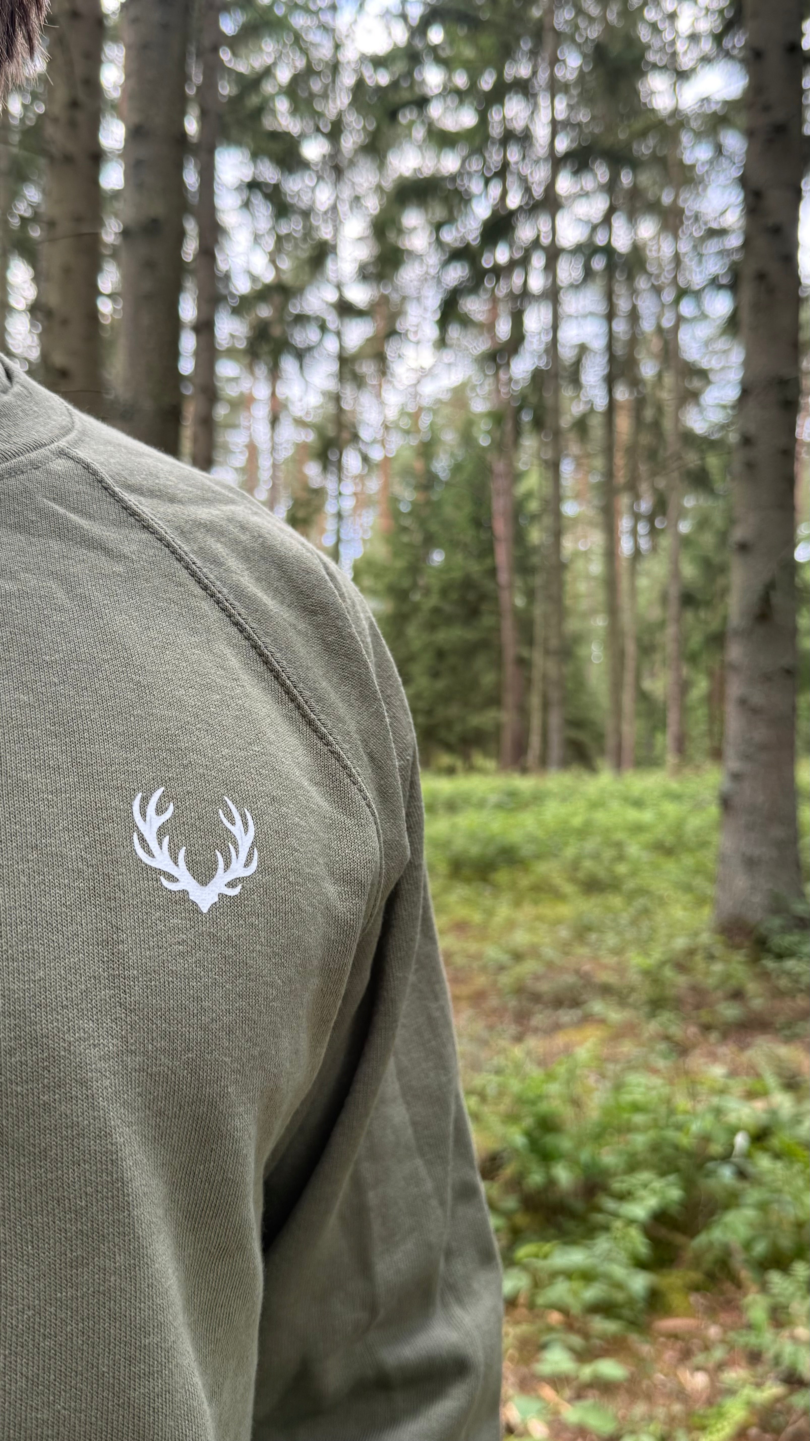 LandJung Sweater Oliv – FOREST BACKPRINT