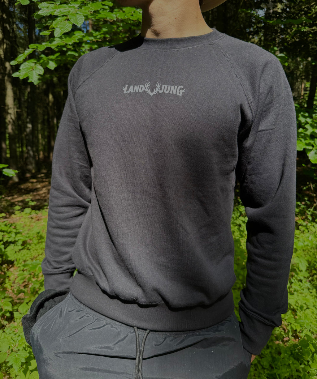 LandJung Sweater Schwarz – Essential Brustlogo