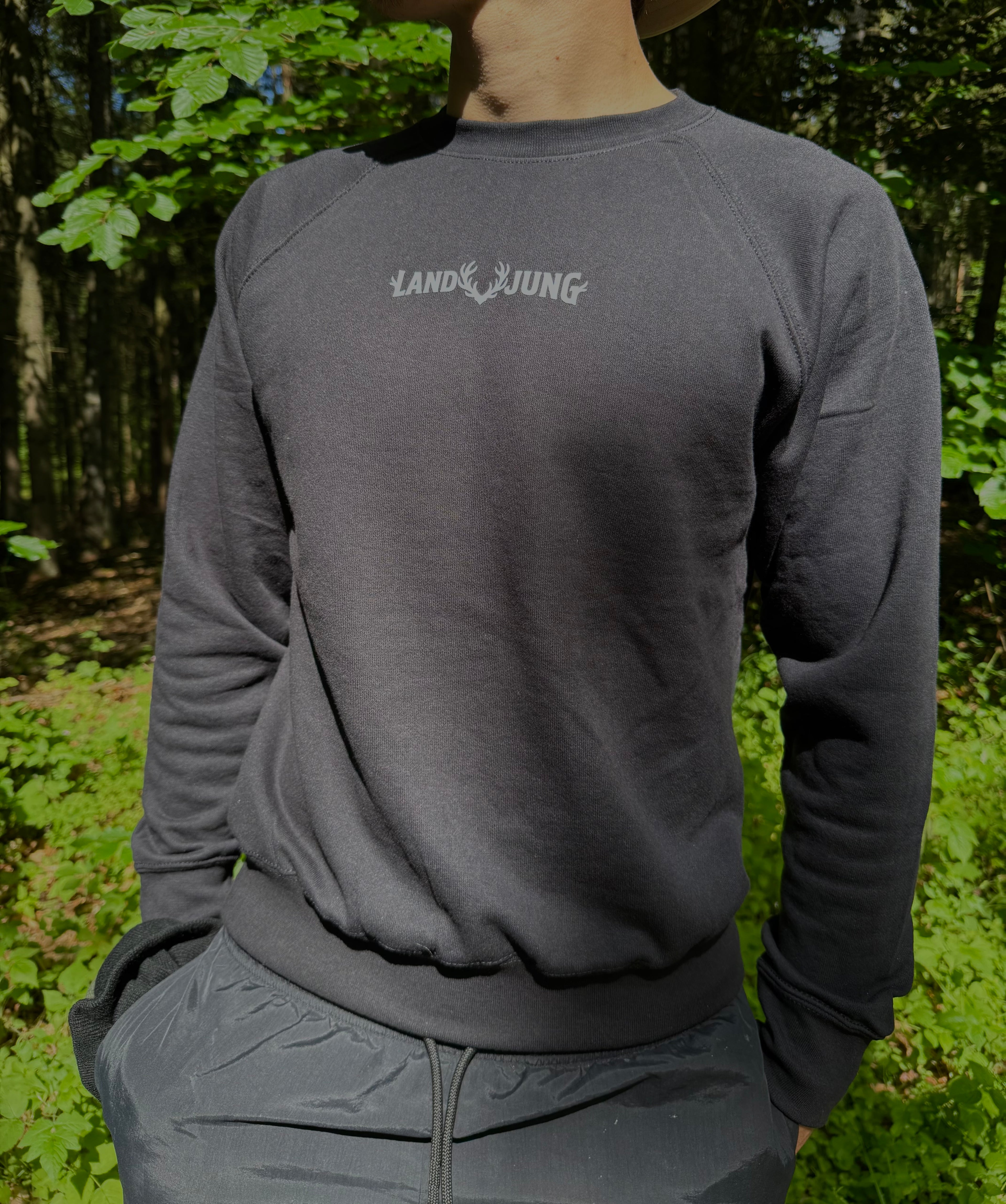 LandJung Sweater Schwarz – Essential Brustlogo