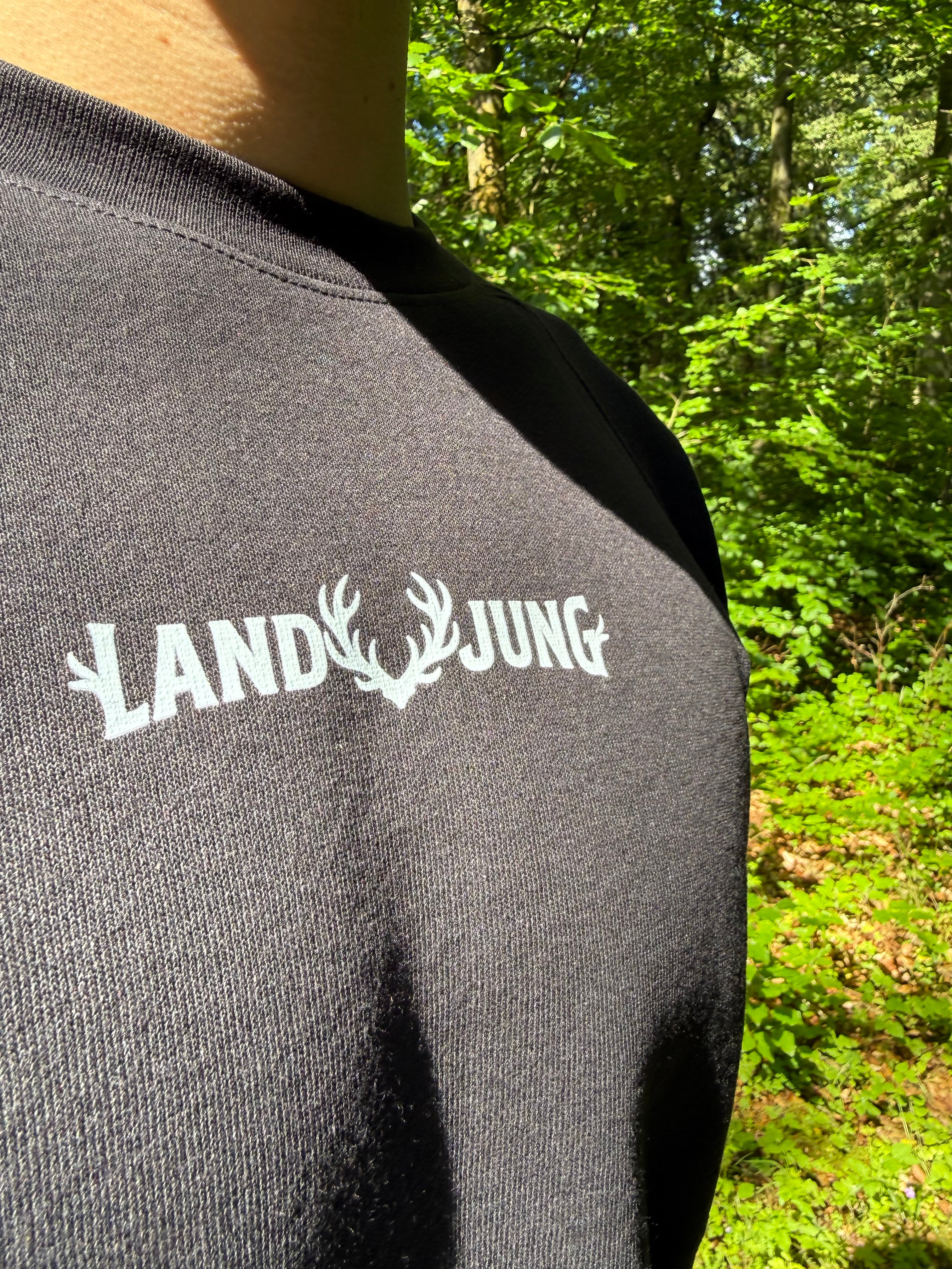 LandJung Sweater Schwarz – Essential Brustlogo