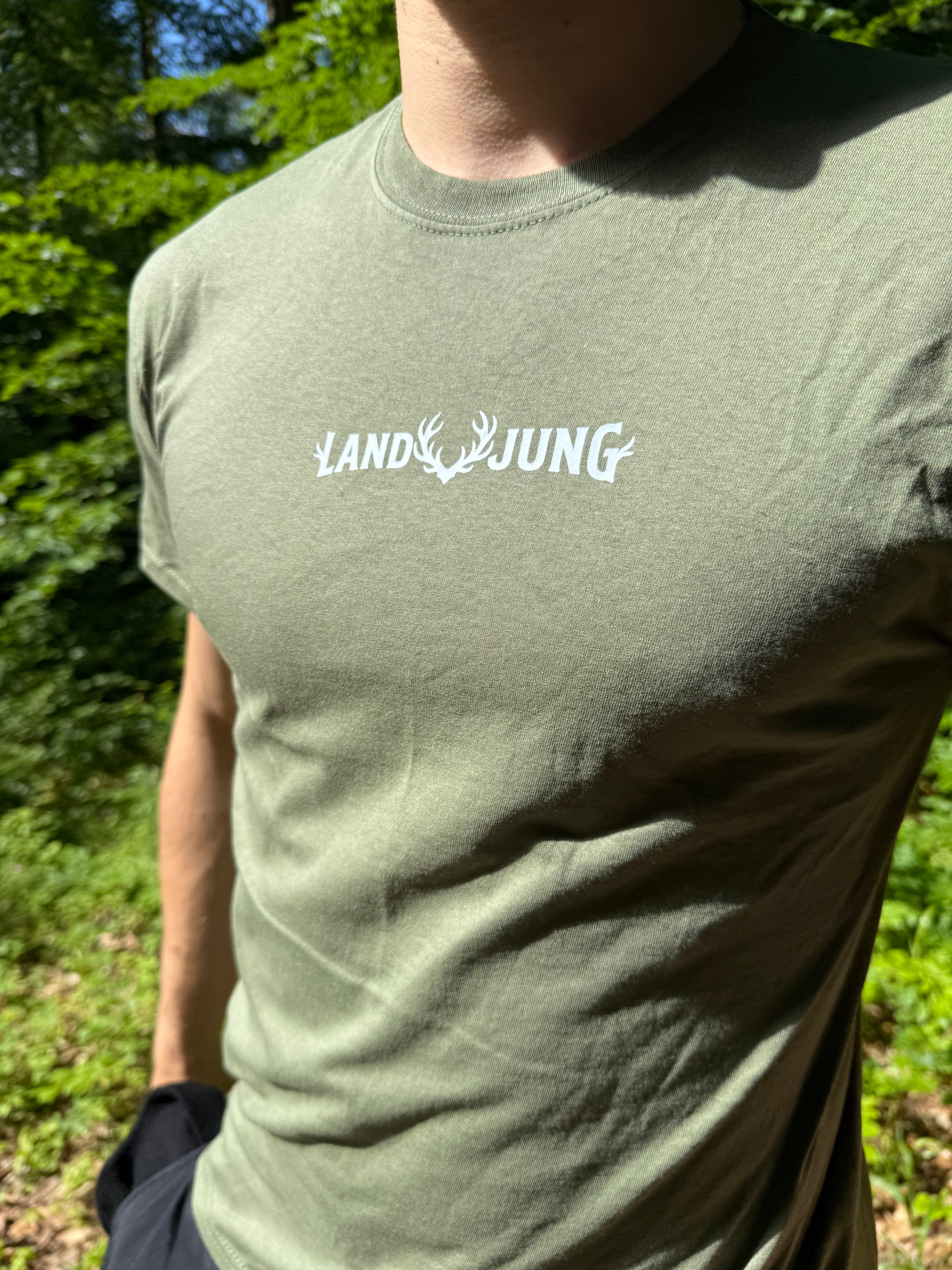 LandJung T-Shirt Oliv – Essential Brustlogo