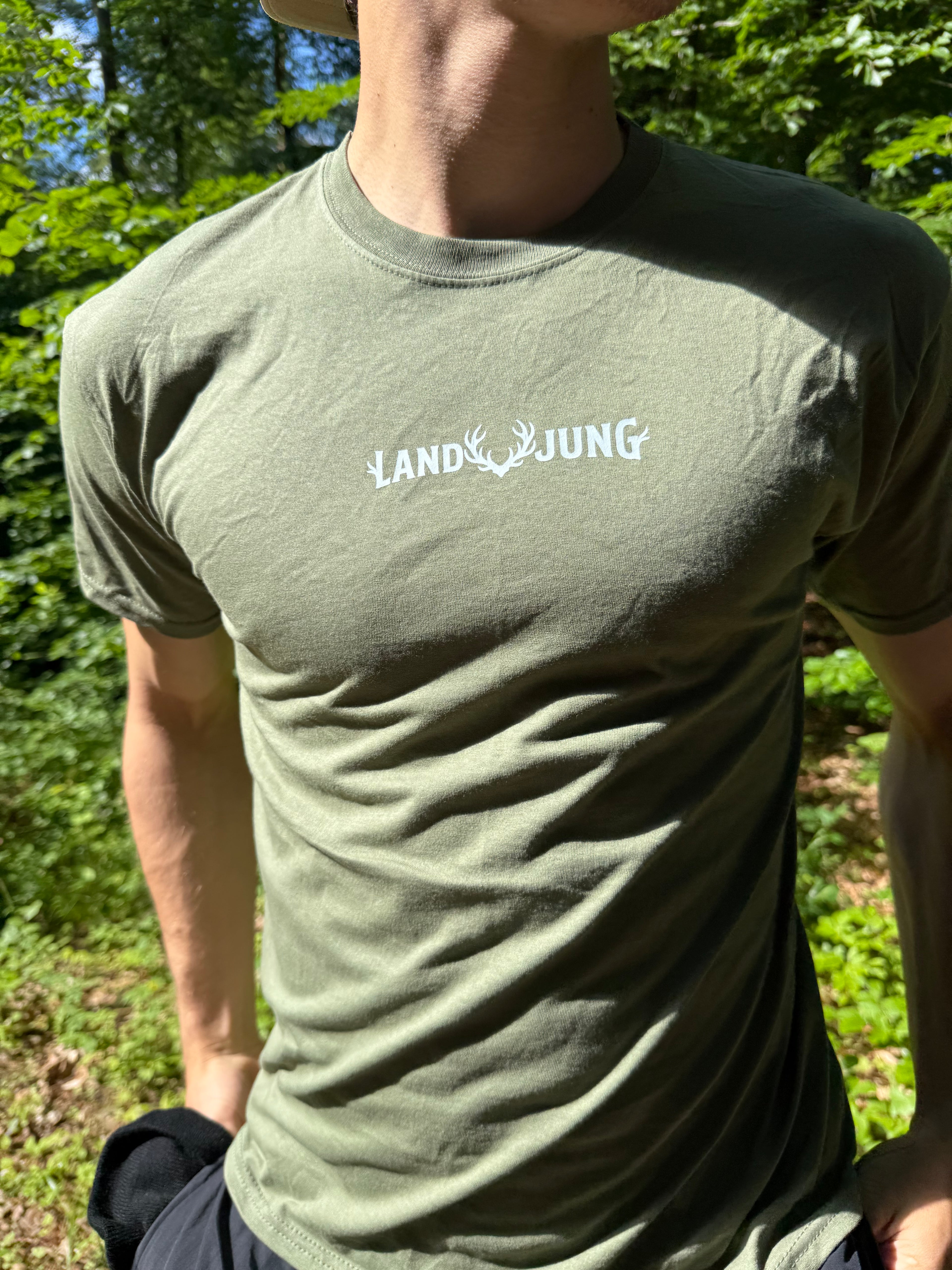 LandJung T-Shirt Oliv – Essential Brustlogo